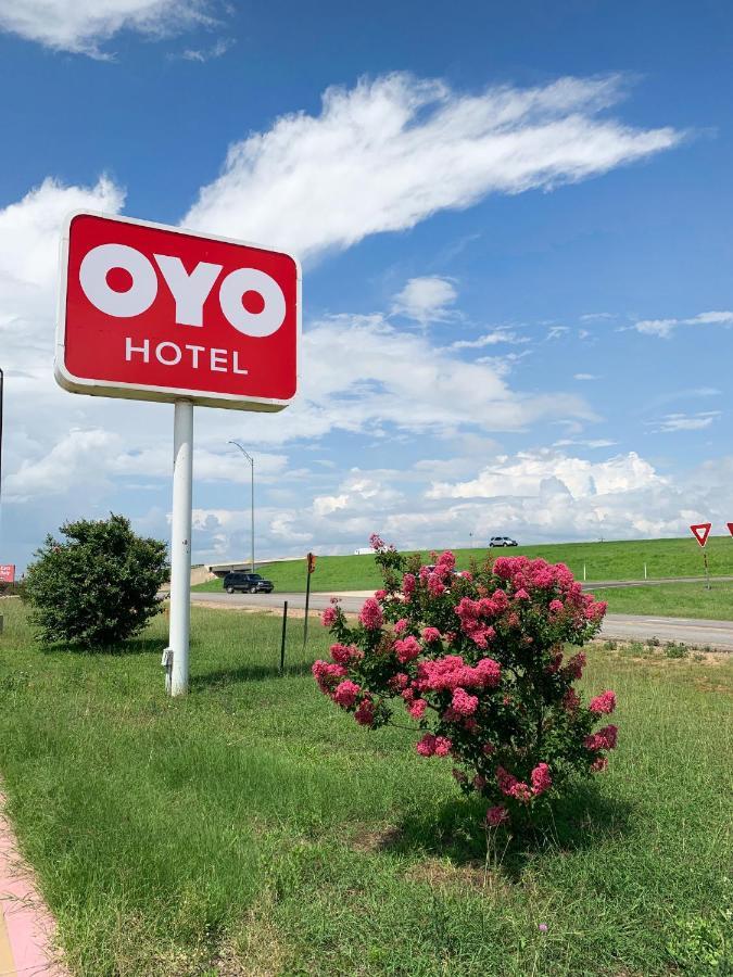 Oyo Hotel Pearsall I-35 West ภายนอก รูปภาพ
