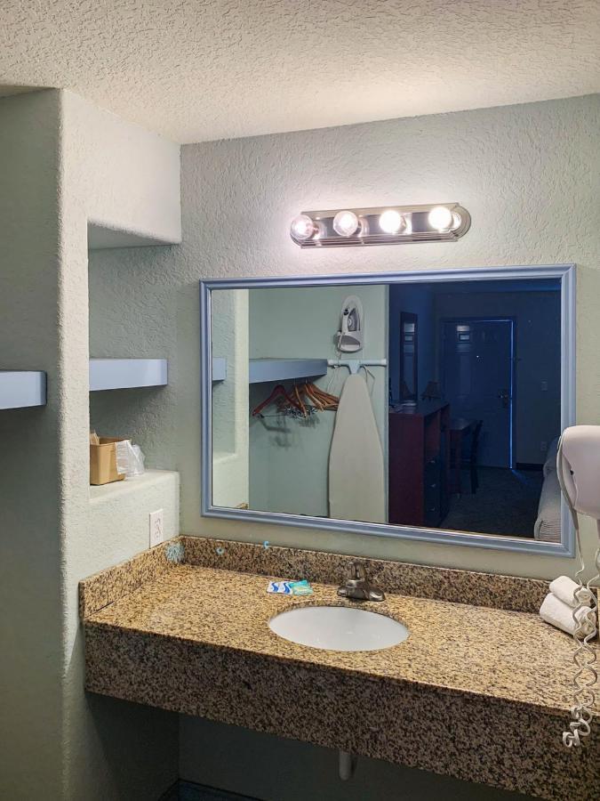 Oyo Hotel Pearsall I-35 West ภายนอก รูปภาพ