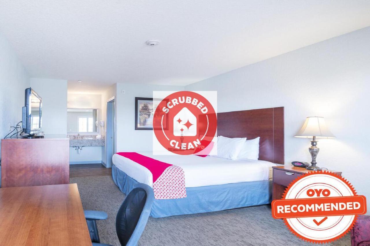 Oyo Hotel Pearsall I-35 West ภายนอก รูปภาพ