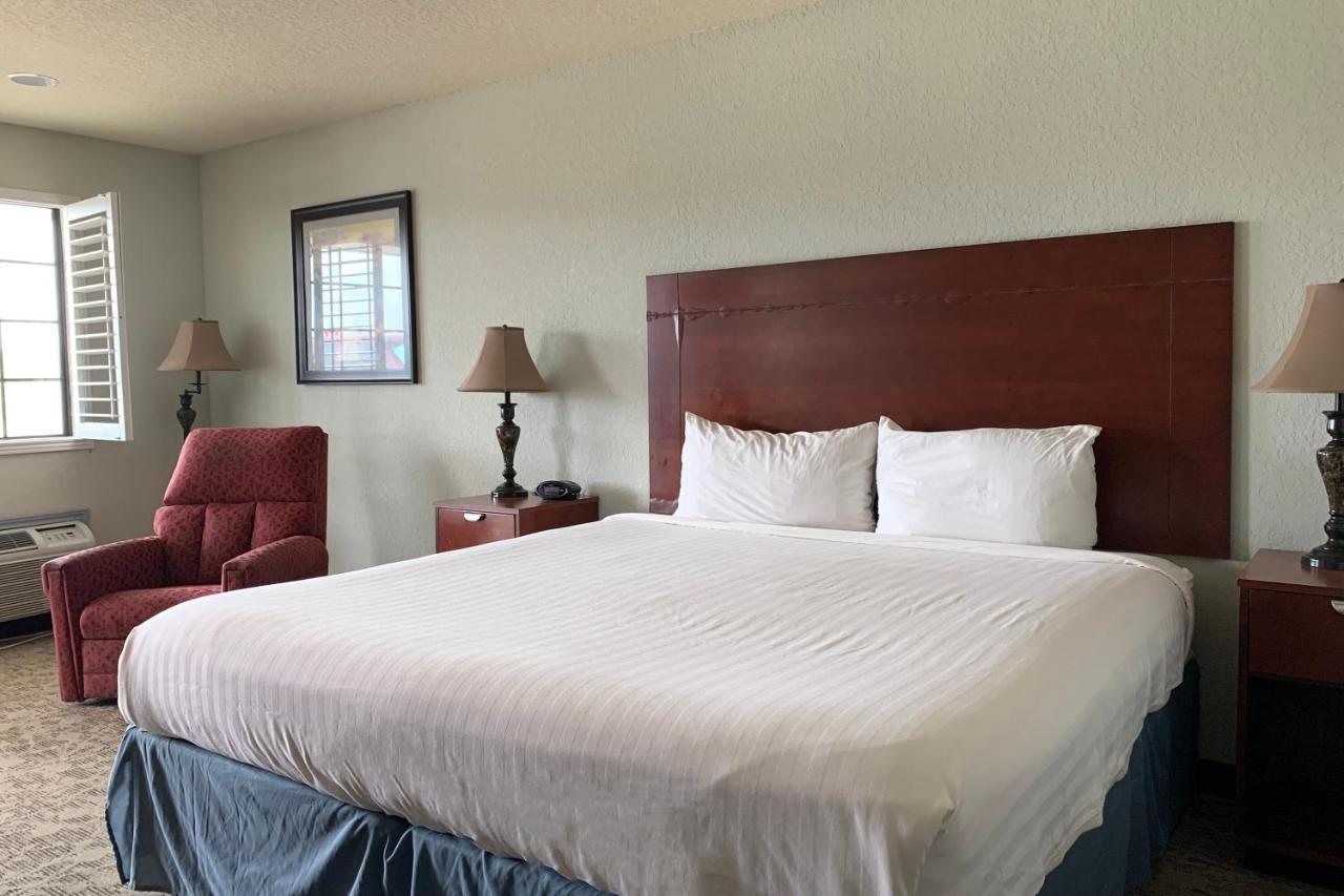 Oyo Hotel Pearsall I-35 West ภายนอก รูปภาพ