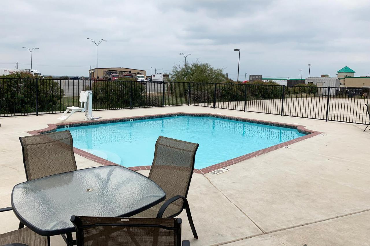 Oyo Hotel Pearsall I-35 West ภายนอก รูปภาพ