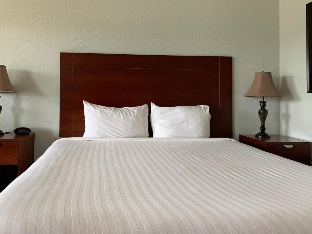 Oyo Hotel Pearsall I-35 West ภายนอก รูปภาพ