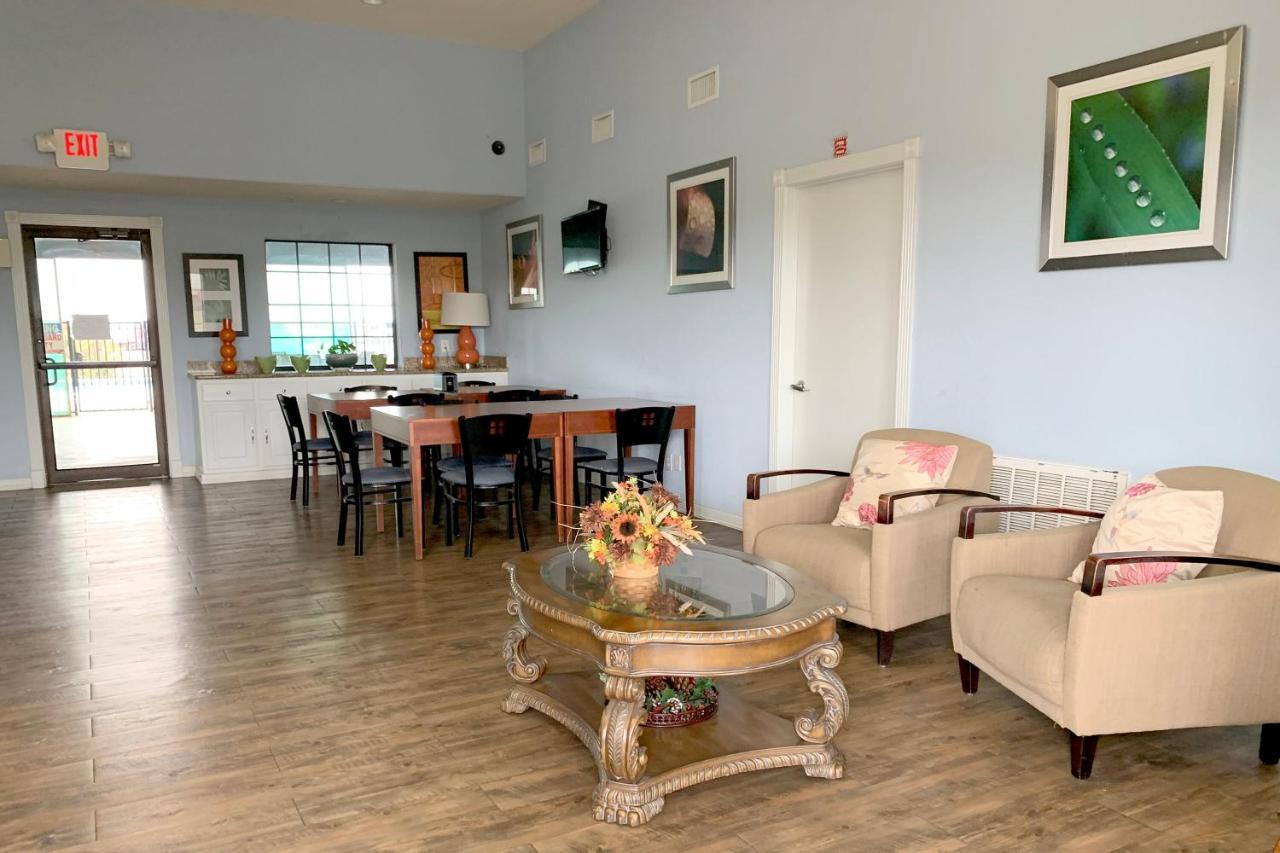 Oyo Hotel Pearsall I-35 West ภายนอก รูปภาพ