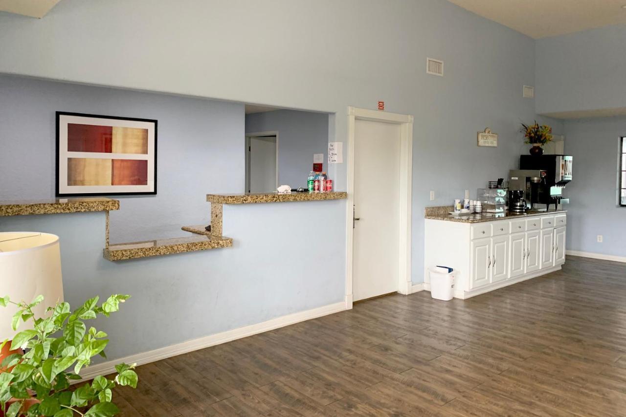 Oyo Hotel Pearsall I-35 West ภายนอก รูปภาพ