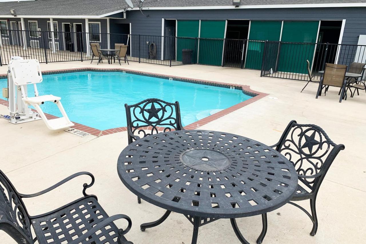 Oyo Hotel Pearsall I-35 West ภายนอก รูปภาพ
