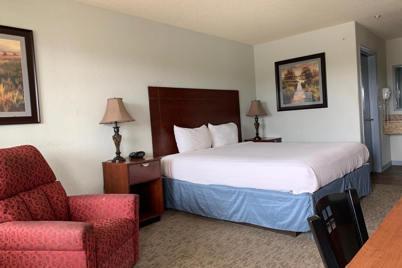 Oyo Hotel Pearsall I-35 West ภายนอก รูปภาพ