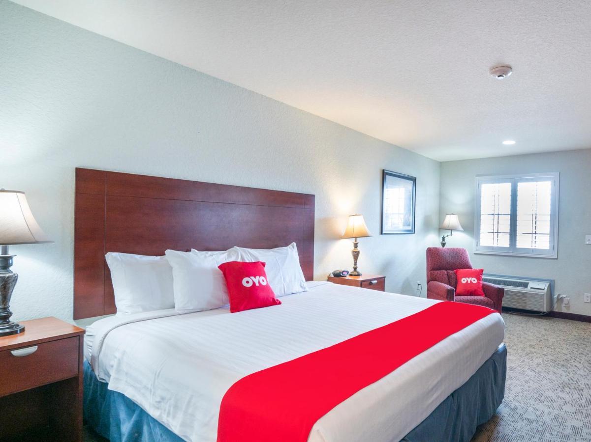 Oyo Hotel Pearsall I-35 West ภายนอก รูปภาพ