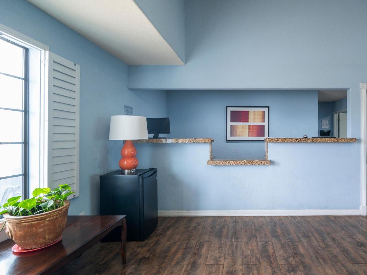 Oyo Hotel Pearsall I-35 West ภายนอก รูปภาพ