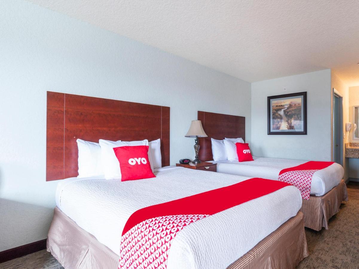 Oyo Hotel Pearsall I-35 West ภายนอก รูปภาพ