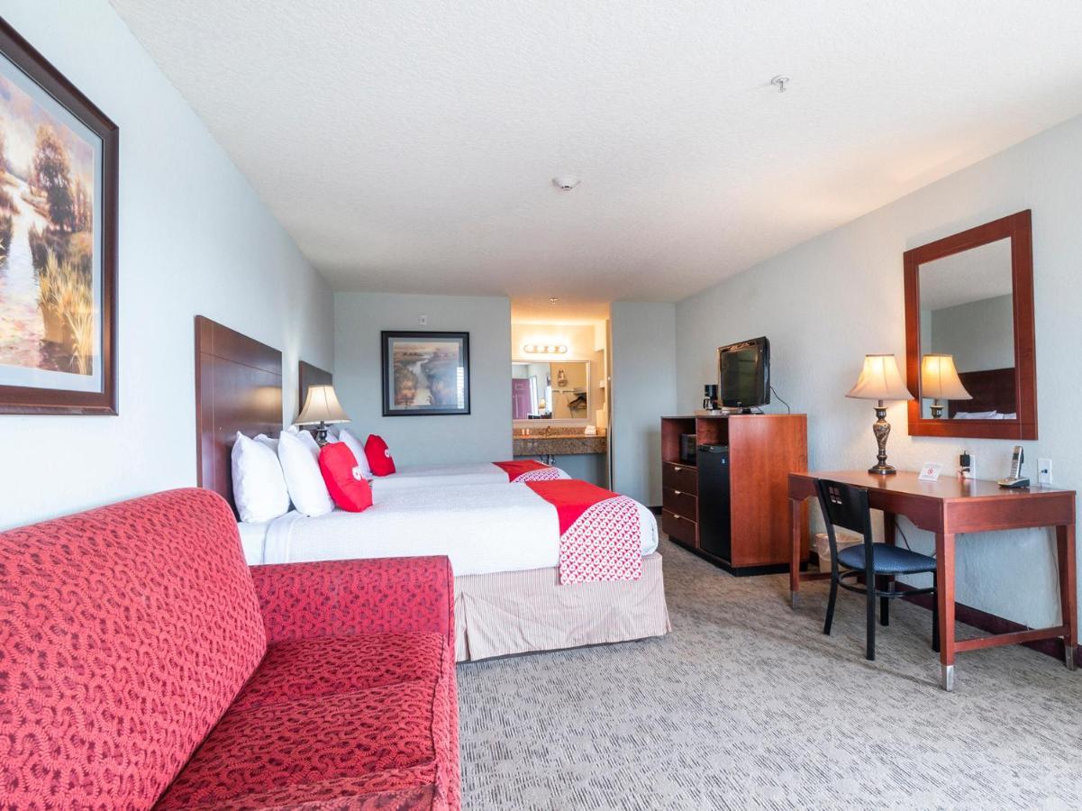 Oyo Hotel Pearsall I-35 West ภายนอก รูปภาพ