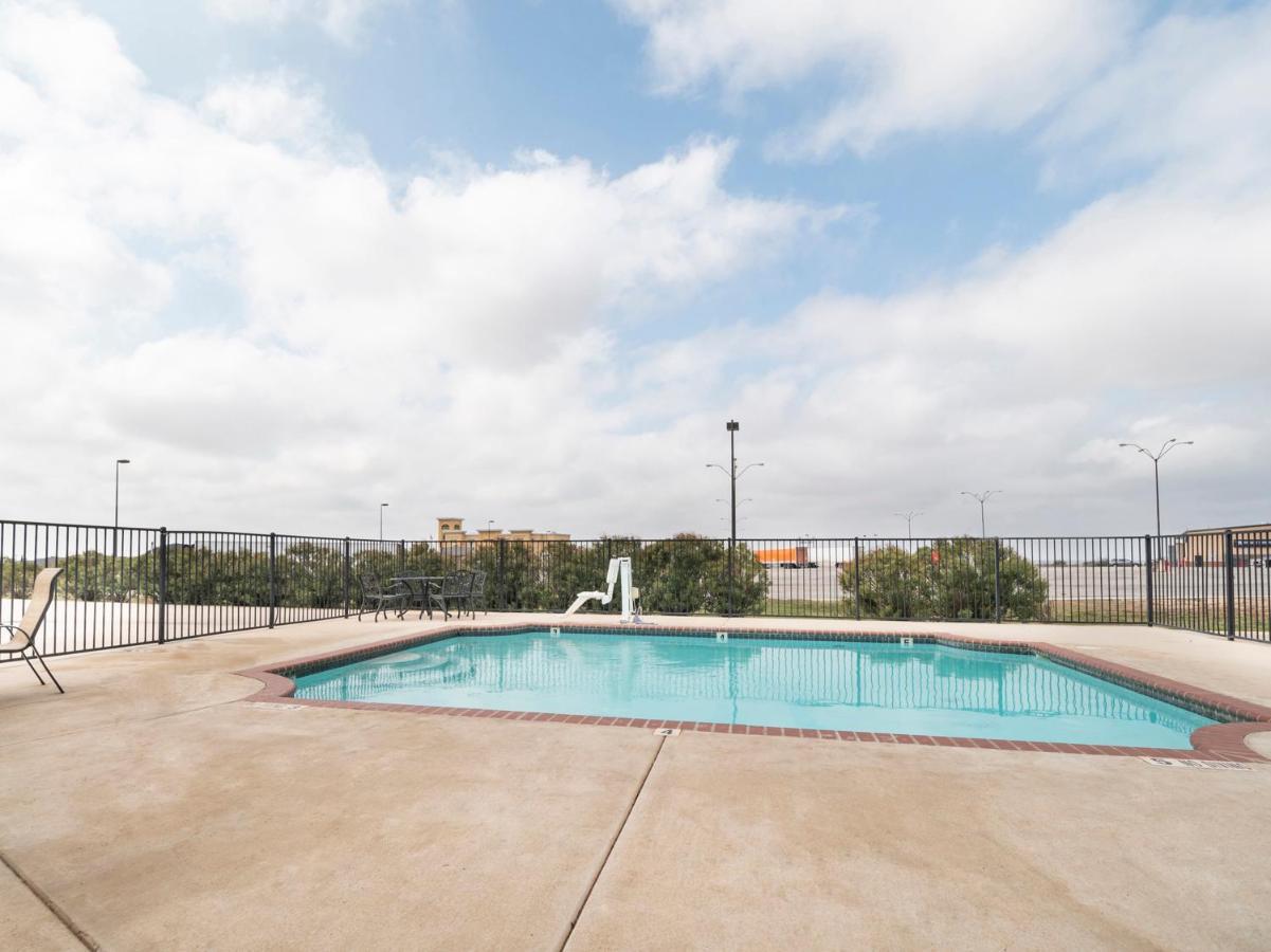 Oyo Hotel Pearsall I-35 West ภายนอก รูปภาพ