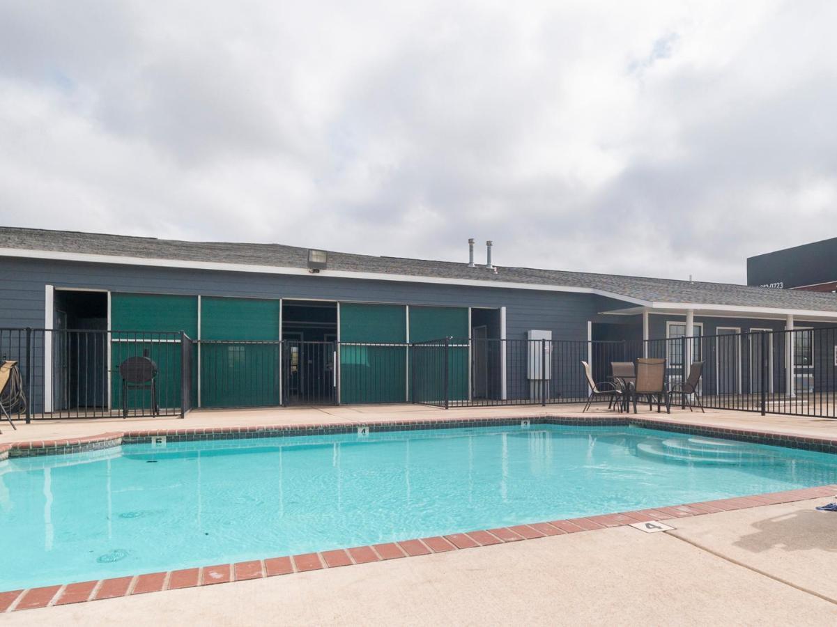 Oyo Hotel Pearsall I-35 West ภายนอก รูปภาพ