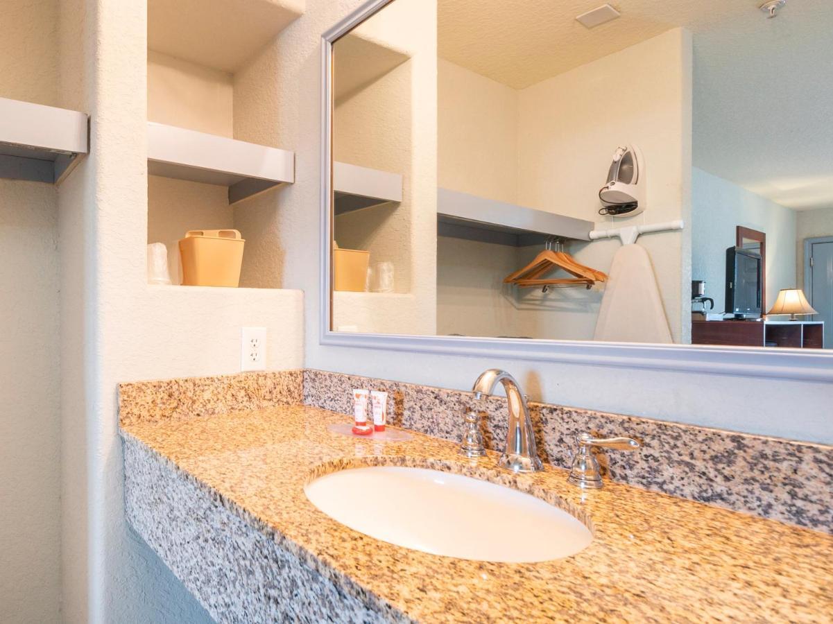 Oyo Hotel Pearsall I-35 West ภายนอก รูปภาพ