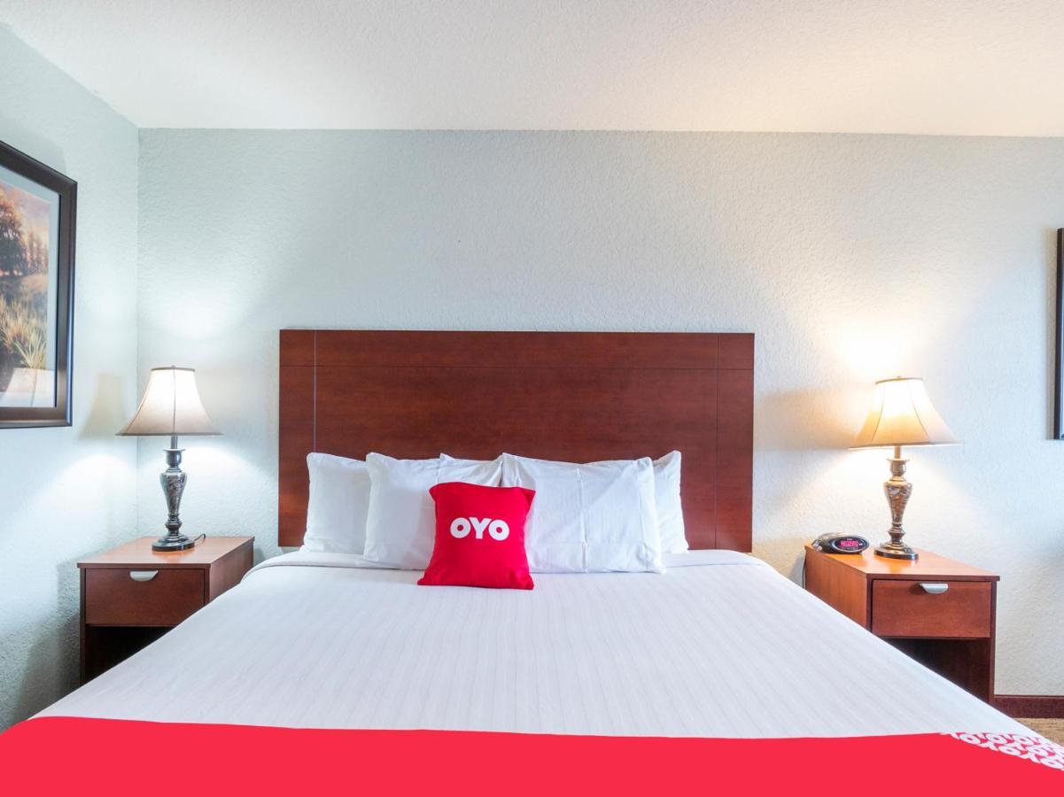 Oyo Hotel Pearsall I-35 West ภายนอก รูปภาพ