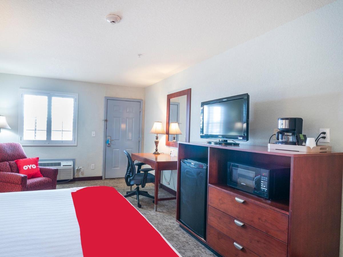 Oyo Hotel Pearsall I-35 West ภายนอก รูปภาพ