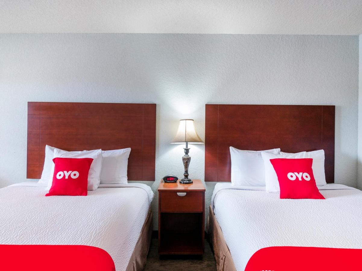 Oyo Hotel Pearsall I-35 West ภายนอก รูปภาพ