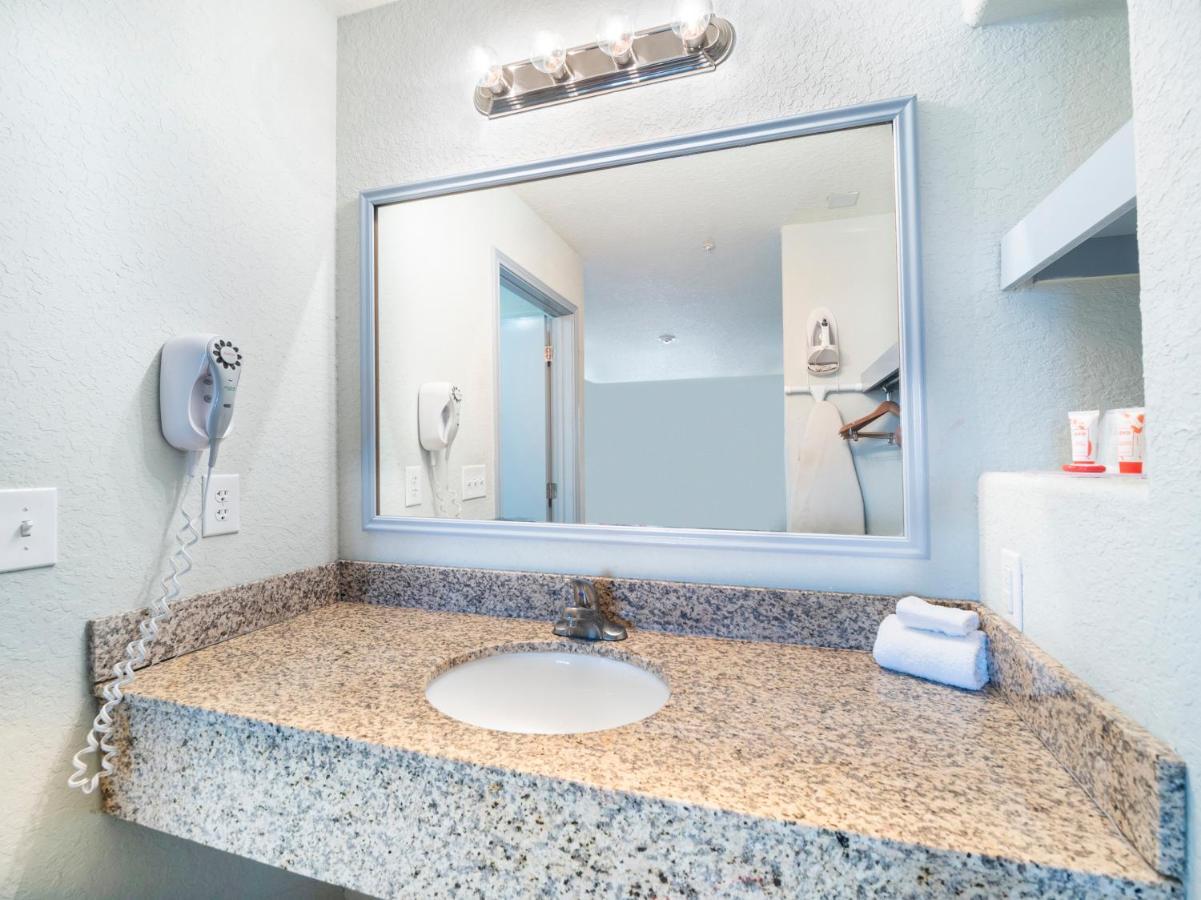 Oyo Hotel Pearsall I-35 West ภายนอก รูปภาพ