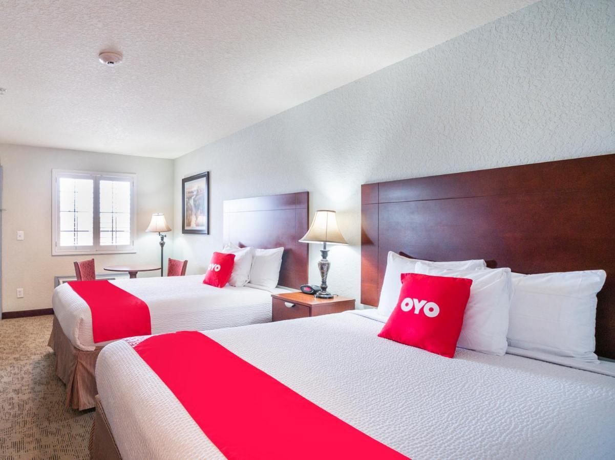 Oyo Hotel Pearsall I-35 West ภายนอก รูปภาพ