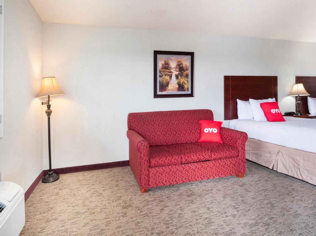 Oyo Hotel Pearsall I-35 West ภายนอก รูปภาพ