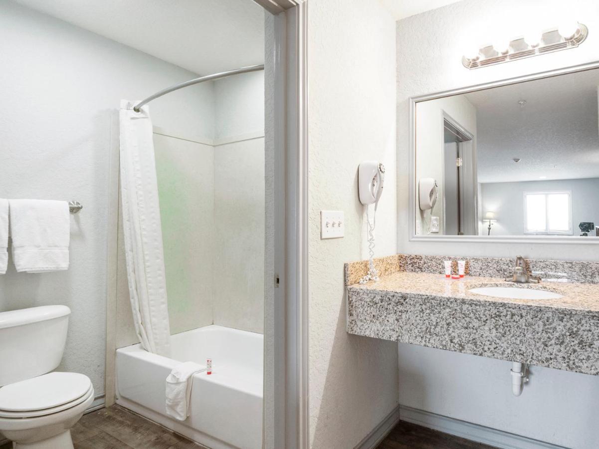 Oyo Hotel Pearsall I-35 West ภายนอก รูปภาพ