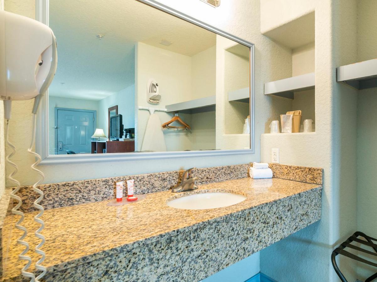 Oyo Hotel Pearsall I-35 West ภายนอก รูปภาพ
