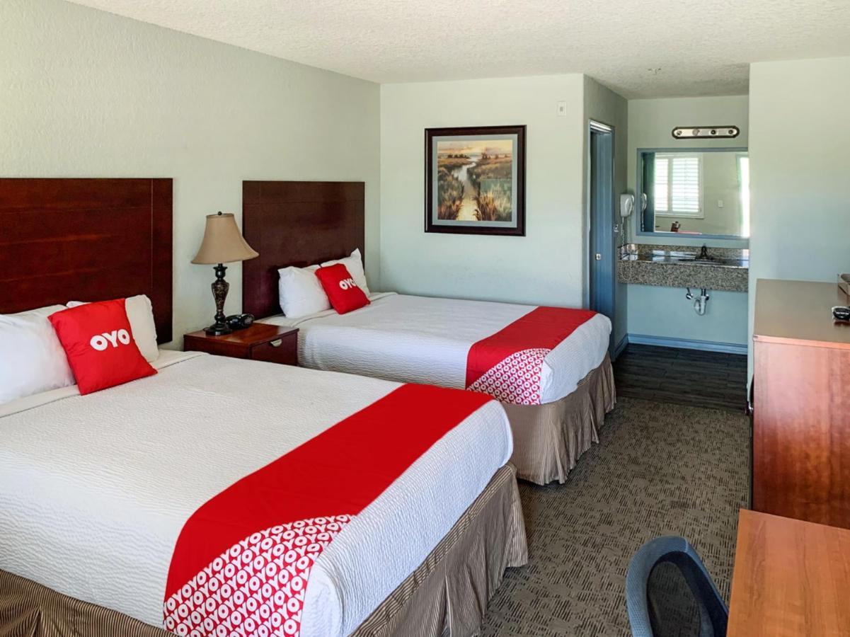 Oyo Hotel Pearsall I-35 West ภายนอก รูปภาพ