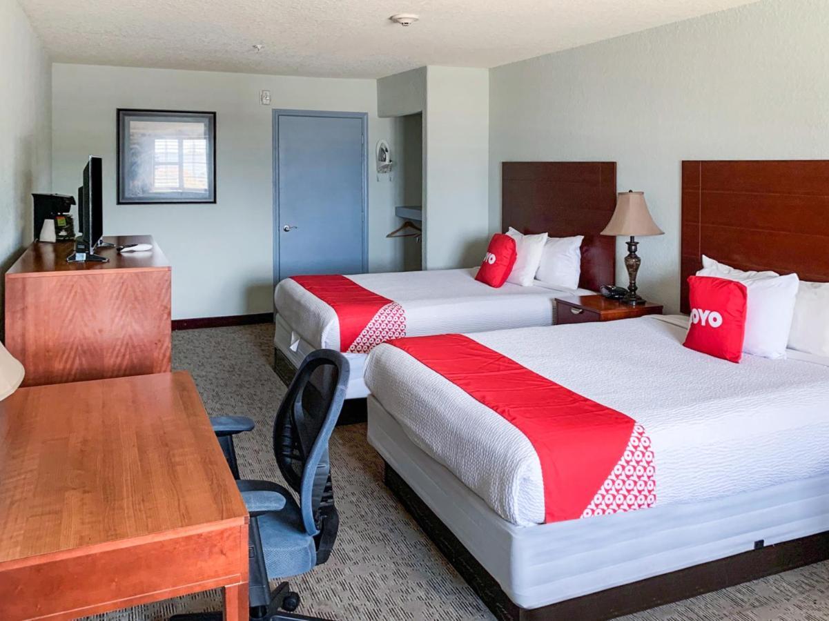 Oyo Hotel Pearsall I-35 West ภายนอก รูปภาพ