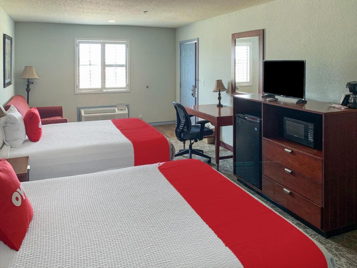 Oyo Hotel Pearsall I-35 West ภายนอก รูปภาพ